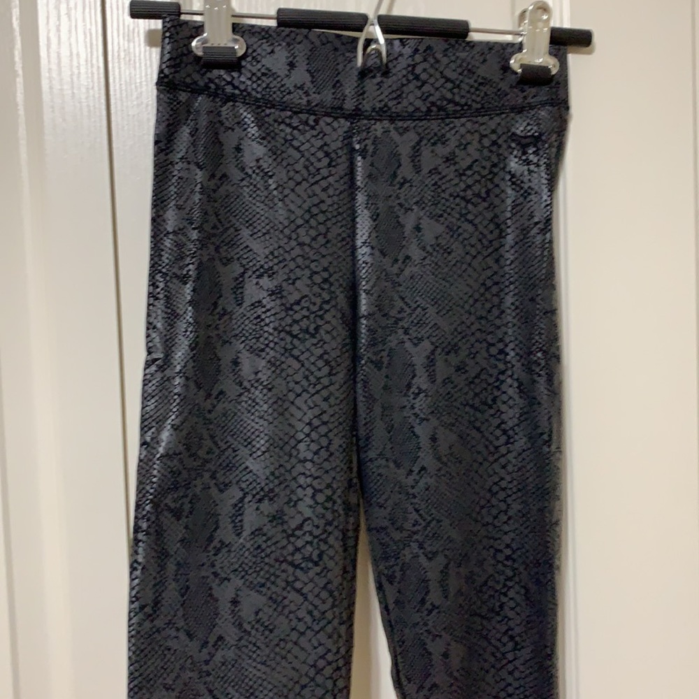 NWOT-VS Pink snake print leggings-XS - Picture 2 of 4